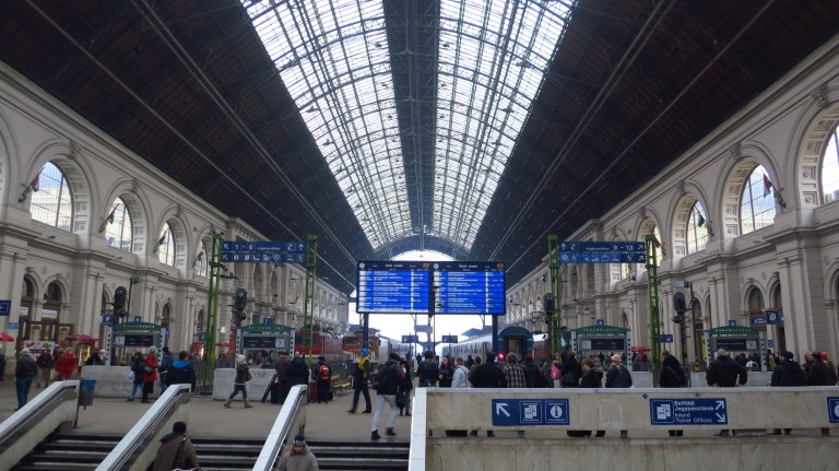 The train from Zürich is 60 minutes too late