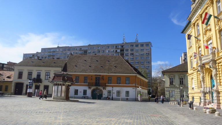 The Fö tér (main square) of Óbuda with the town hall, another old building and if you look close enough you can find a small panel-house behind. Found it?